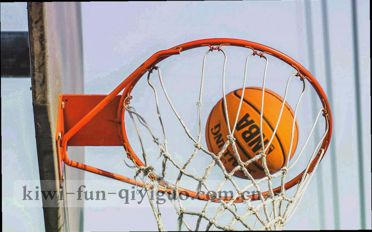 从边线看出去的草皮与替补席座椅，画面横向裁切
